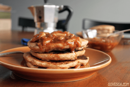 Vegan Apple-Cinnamon Pancakes with Apple Pie Sauce // govegga.com